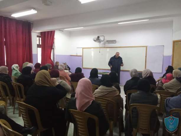 الشرطة تنظم ندوة حول مخاطر الإنترنت لعدد من الأمهات في ضواحي القدس