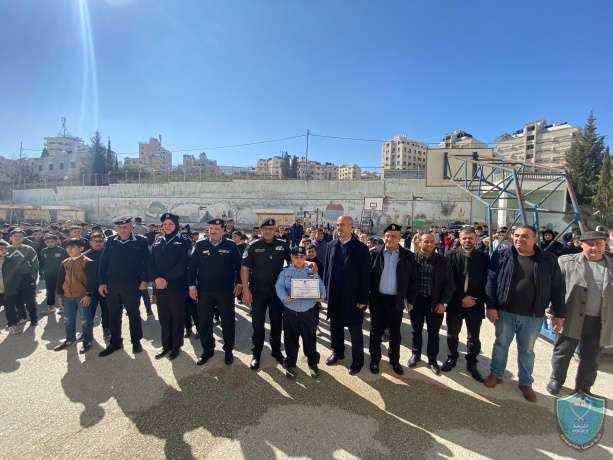 الشرطة تكرم طفلا لأمانته في نابلس 