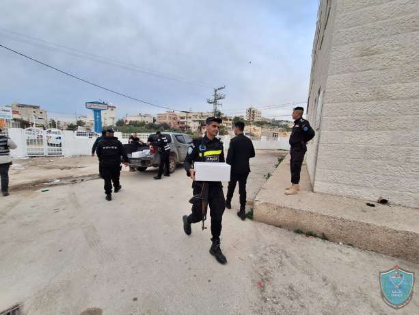 الشرطة تواصل جهودها في توزيع المساعدات الإنسانية للنازحين، وتوزع المياه والتمر على المواطنين الصائمين في طولكرم.
