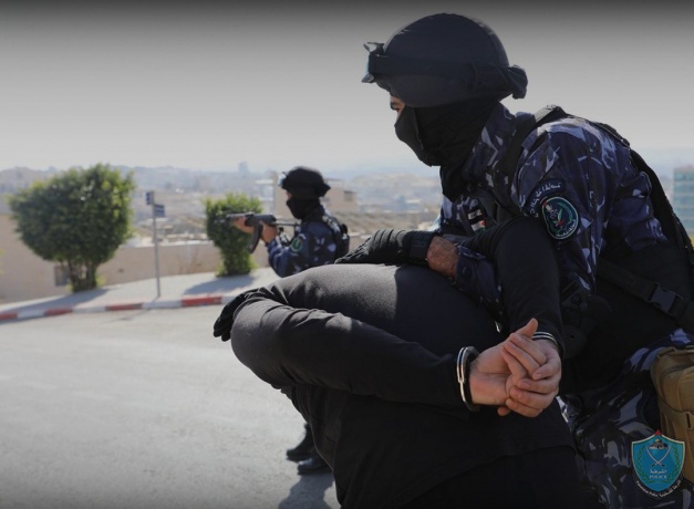 الشرطة تقبض على مطلوبٍ للقضاء بتهمة القتل العمد في الخليل
