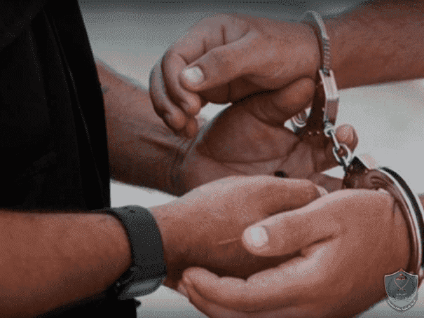 الشرطة تقبض على شخصين مشتبه بهما بارتكاب جرائم إطلاق نار وتضبط أسلحة نارية في الخليل 