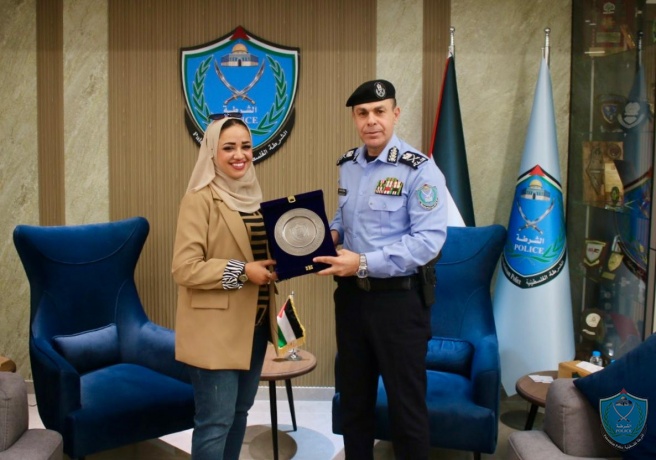 اللواء علام السقا يكرم الصحفية آمنة بلالو مراسلة تلفزيون فلسطين 