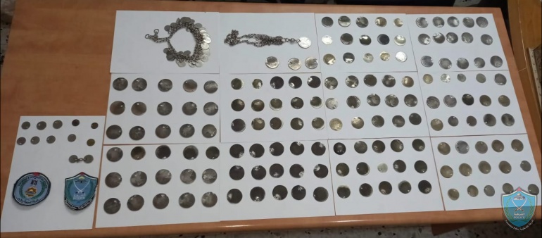 الشرطة تضبط 221 قطعة أثرية في الخليل