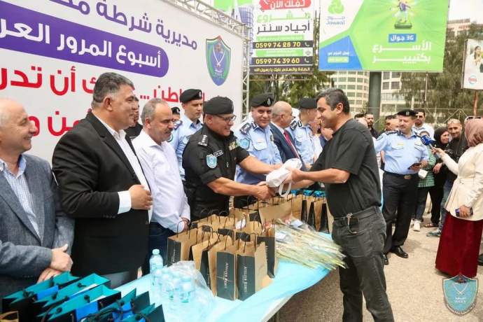 الشرطة تحيي أسبوع المرور العربي وتكرم السائقين الملتزمين وضباط إدارة المرور في نابلس