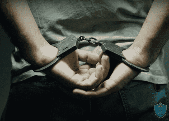 الشرطة تقبض على مطلوب للقضاء منذ 9 سنوات بتهمة الشروع بالقتل في الخليل