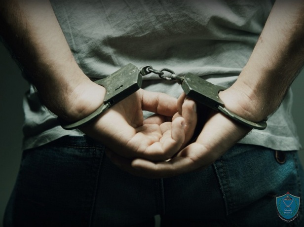 الشرطة تقبض على أشخاص بحوزتهم حبوباً ومواد يشتبه بأنها مخدرة في طوباس والخليل