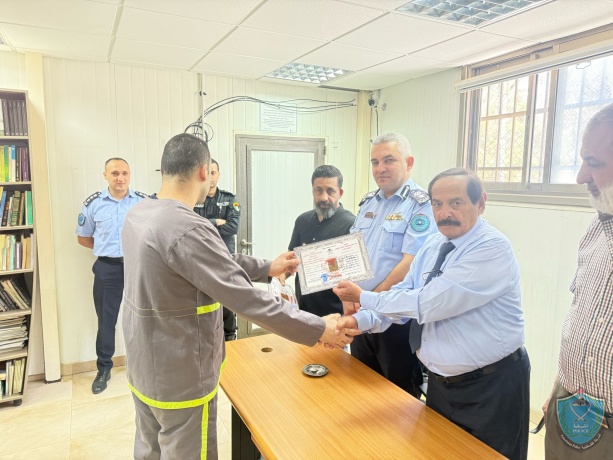 الشرطة تخرج دورة حلاقة لعدد من نزلاء مركز الإصلاح والتأهيل في طولكرم