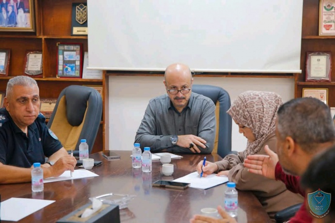 الشرطة تشارك في اجتماع لبحث الازدحام المروري وتنظيم الحركة في قلقيلية