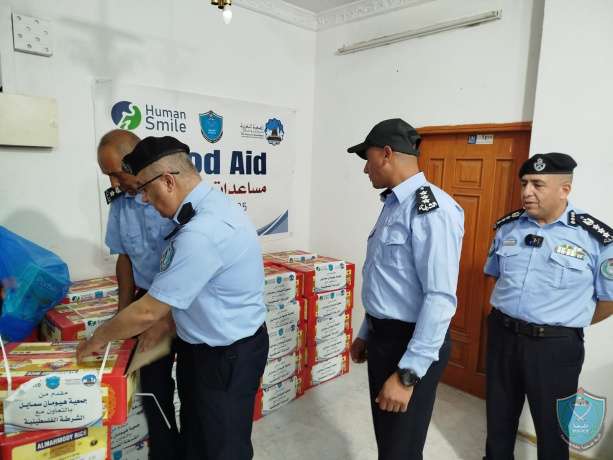 الشرطة  توزع  مساعدات غذائية على المواطنين النازحين في جنين