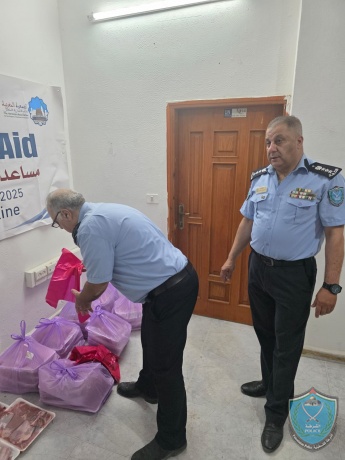 الشرطة توزع مساعدات غذائية على المواطنين النازحين في جنين