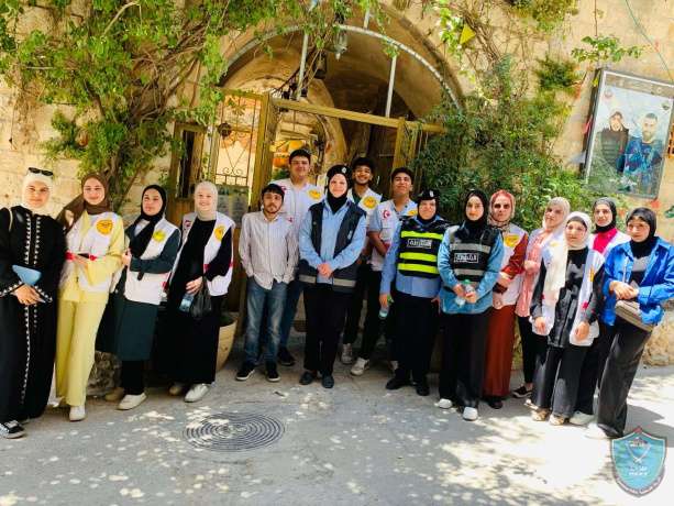 الشرطة تنظم يوماً تطوعياً لخدمة أهالي البلدة القديمة في نابلس