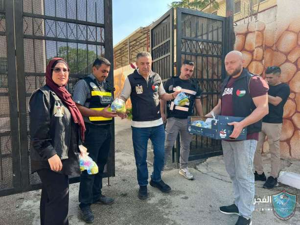 الشرطة ولجنة العلاقات العامة للأجهزة الأمنية تقدم توزيعات صباحية لطلبة الثانوية العامة في طولكرم