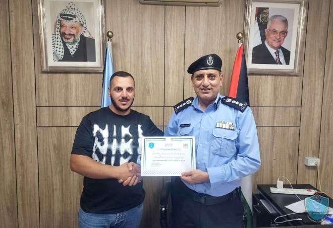 شرطة ضواحي القدس تكرّم مواطناً لأمانته 