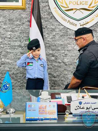 الشرطة في نابلس تحقق أمنيه طفل بأن يكون شرطيا 