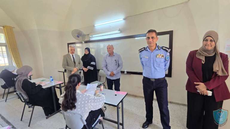 الشرطة تشارك وزير التربية والتعليم العالي بجولة تفقدية لقاعات امتحان الثانوية العامة في جنين