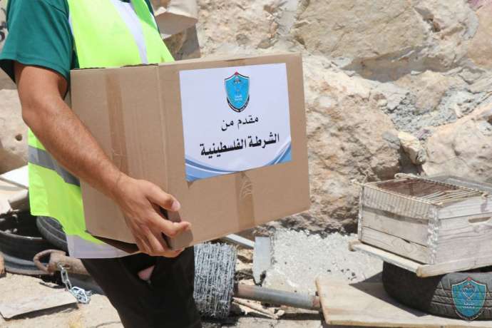 الشرطة تقدم مساعدات للمواطنين في مسافر يطا جنوب الخليل