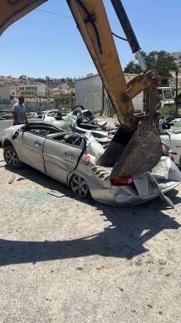 الشرطة تتلف 23 مركبة غير قانونية في الخليل