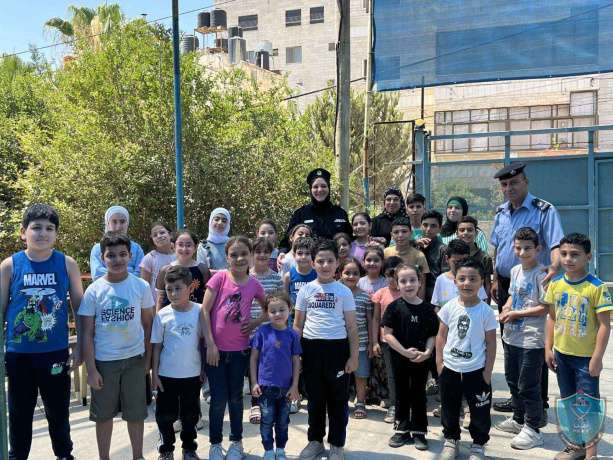 الشرطة تنظم فعاليات توعوية وترفيهية في مخيم صيفي بنابلس