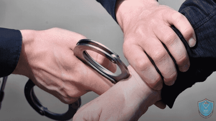 الشرطة تقبض على مشتبه به بجرائم إطلاق نار وتضبط سلاح ناري في الخليل 