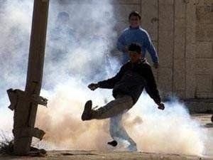 اصابة عدد من الموطنين بقنابل غاز أطلقها جنود الاحتلال في الخليل