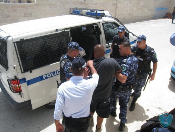 الشرطه تلقي القبض على شخصين بتهمة السرقه في رام الله