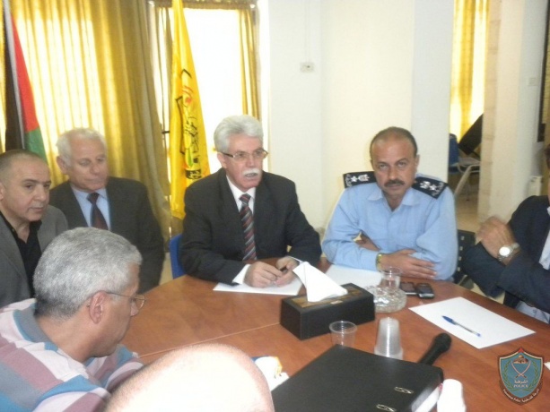 الشرطة تشارك في لقاء مفتوح لبحث تعثر المشاريع وبطء تنفيذها وازمة السير في رام الله