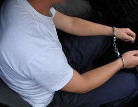 الشرطة تقبض على شخص بتهمة حيازة مواد مخدرة في نابلس
