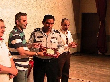 الشرطة تخرج المشاركين في برنامج الشرطي الصغير  في المركز الكوري الفلسطيني - الخليل