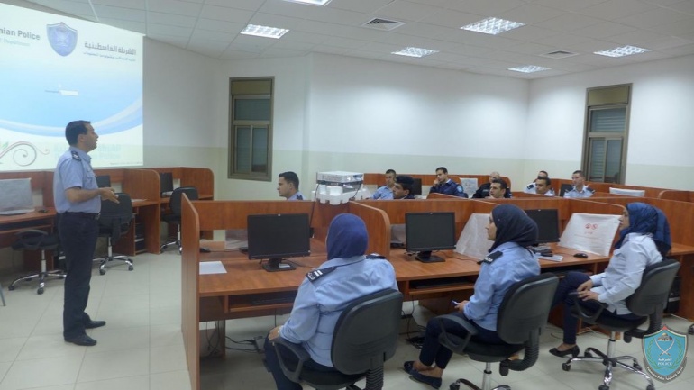 الاحتفال بتخريج دورة مكاتب بلا ورق في كلية فلسطين للعلوم الشرطية في أريحا