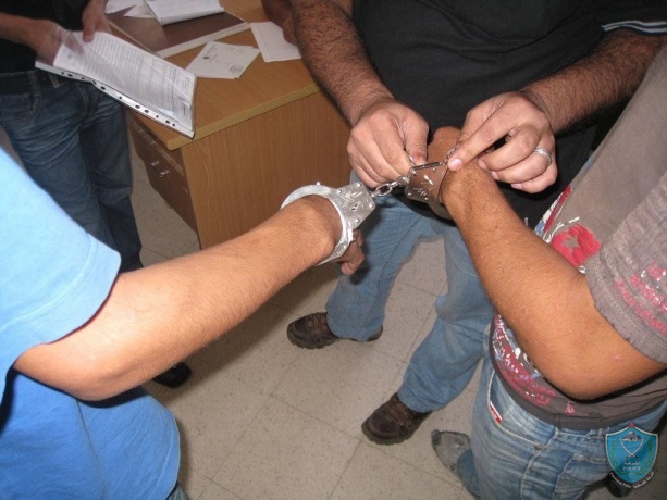 الشرطة تلقي القبض على شخصين يحاولان سرقة محل تجاري في رام الله