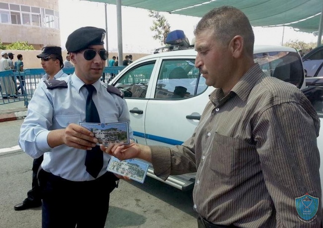الشرطة توزع بطاقات معايدة بمناسبة حلول عيد الفطر السعيد