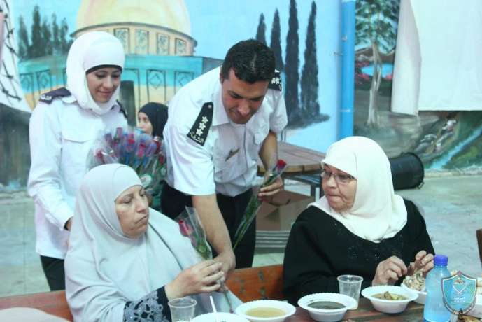 بمناسبة يوم المسن العالمي , الشرطة توزع الورود على المسنين في قلقيلية
