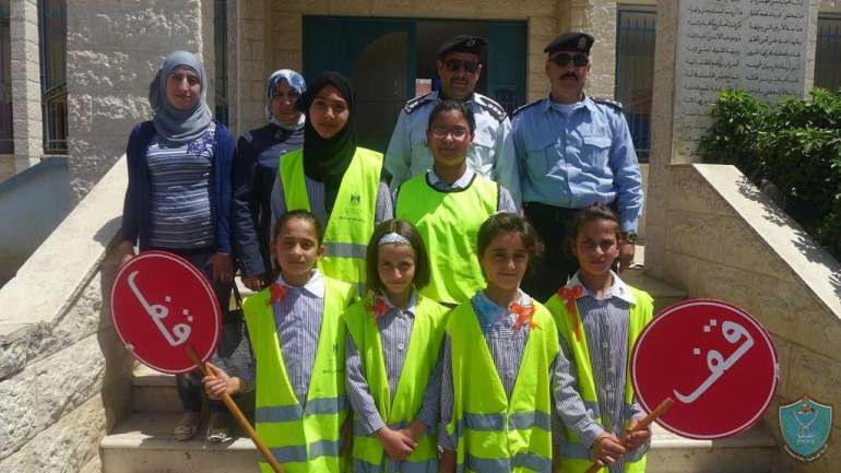 الشرطة تنظم تدريب عملي لطلبة دوريات السلامة المرورية في مدرسة الخنساء الأساسية في قلقيلية