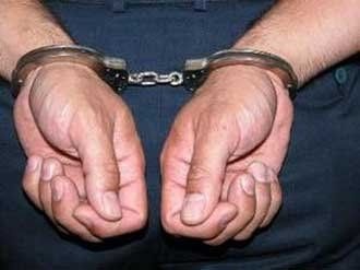 الشرطة تقبض على شخص صادر بحقه حكم 10 سنوات بتهمة تجارة المخدرات في رام الله .
