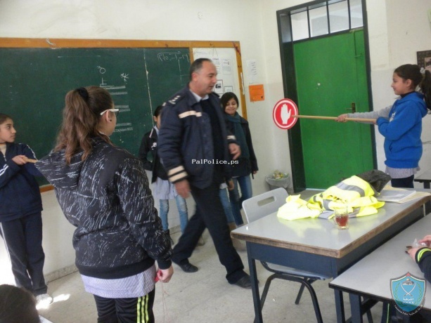 الشرطة تنظم محاضرتين توعية لطلبة المدارس في نابلس .