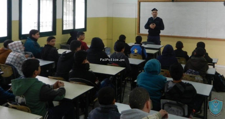 الشرطة تعقد محاضرات بالتوعية الأمنية و الشرطية  في مدارس بلدة عتيل في  طولكرم
