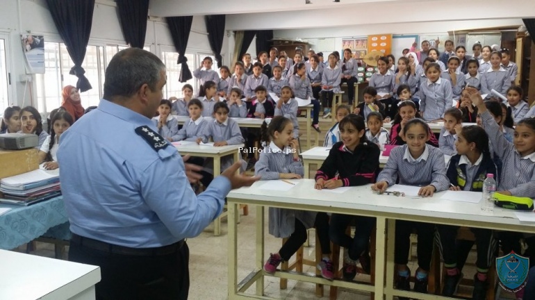 الشرطة تنظم محاضرة للتوعية المرورية في مدرسة بنات بدو الاساسية بضواحي القدس