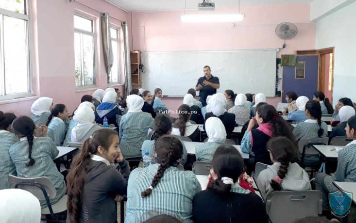التوعية الشرطية تستهدف 360 طالبة في مدرسة بنات دير دبوان الثانوية