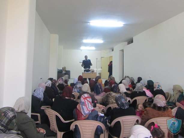 الشرطة تنظم ندوة عامة للتوعية من مخاطر الانترنت بجمعية المحاور في الخليل
