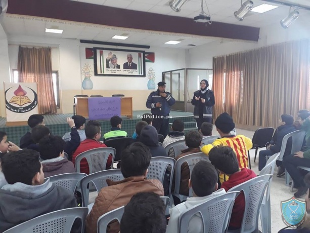 الشرطة تنظم محاضرة  لطلاب مدرسة الإسلامية الأساسية للذكور في نابلس