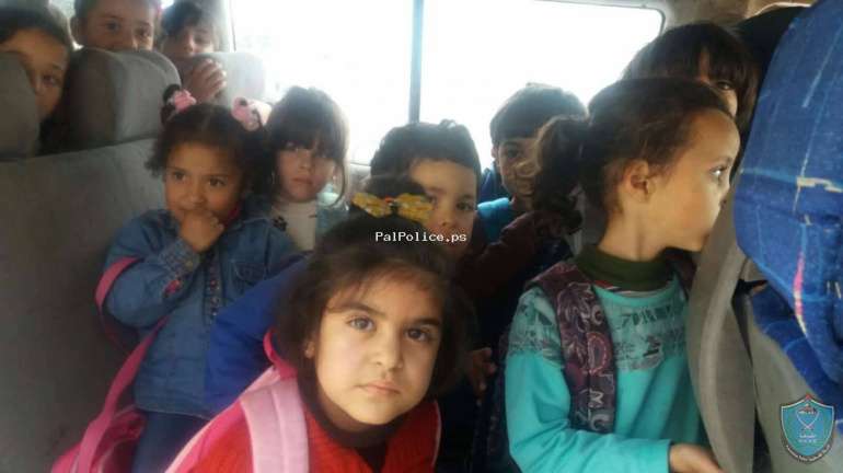 الشرطة تضبط مركبة خصوصية حمولة 7 ركاب بداخلها (24) طفل في طولكرم