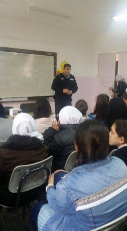 الشرطة تنظم محاضرة حول سلبيات الانترنت لعدد من الطالبات والأمهات  في نابلس