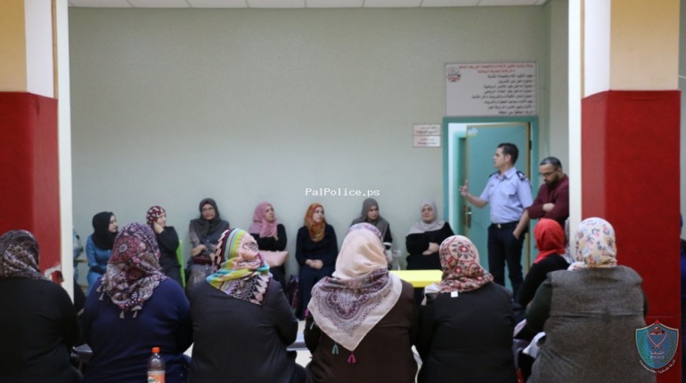 الشرطة تعقد لقاء توعية حول الاستخدام الآمن للإنترنت بمركز طارق بن زياد المجتمعي بالخليل