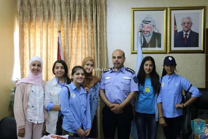 محافظ الخليل ومدير الشرطة يلتقيان مخيم الشرطي الصغير في الخليل