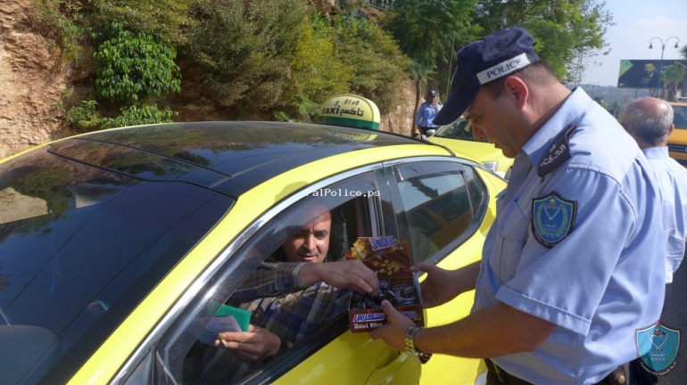 الشرطة تُنظم يوماً مرورياً بعنوان (يوم مروري بدون مخالفات) وتوزع الحلوى على السائقين في قلقيلية