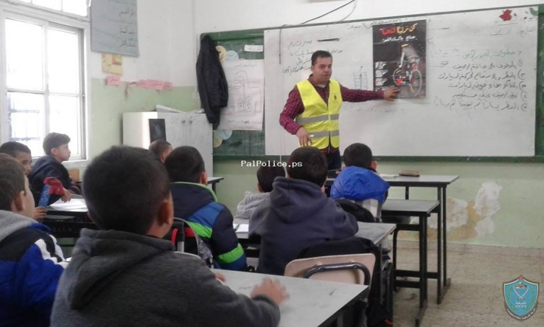 الشرطة تنظم محاضرات في السلامة المرورية لطلبة المدارس في بلدة الزاوية بسلفيت
