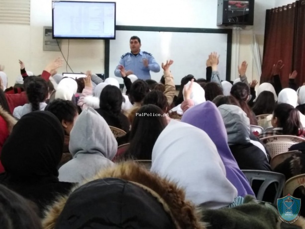 الشرطة تنظم لقاء توعية حول الاستخدام الأمن للانترنت في نابلس.
