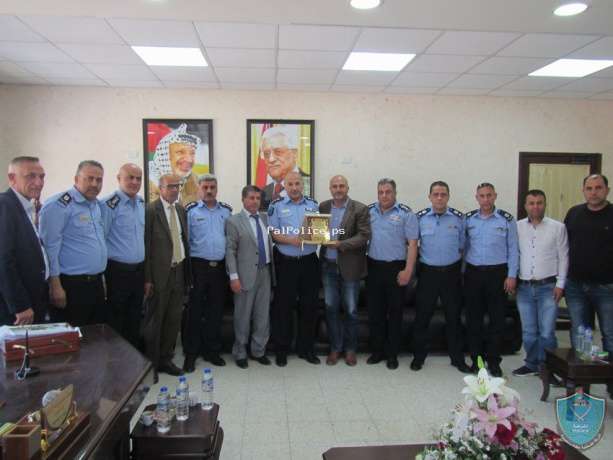 الشرطة  تكرم رئيس بلدية طوباس