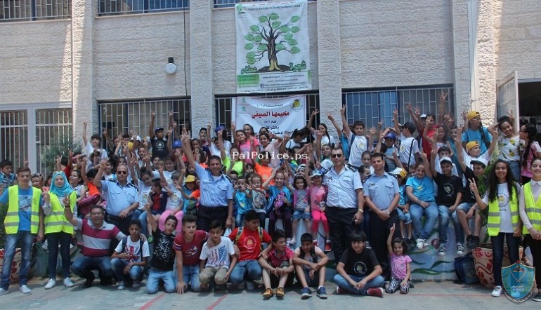 الشرطة تقدم التوعية للمشاركين في "مخيم بسمة عطاء القدس" في رام الله