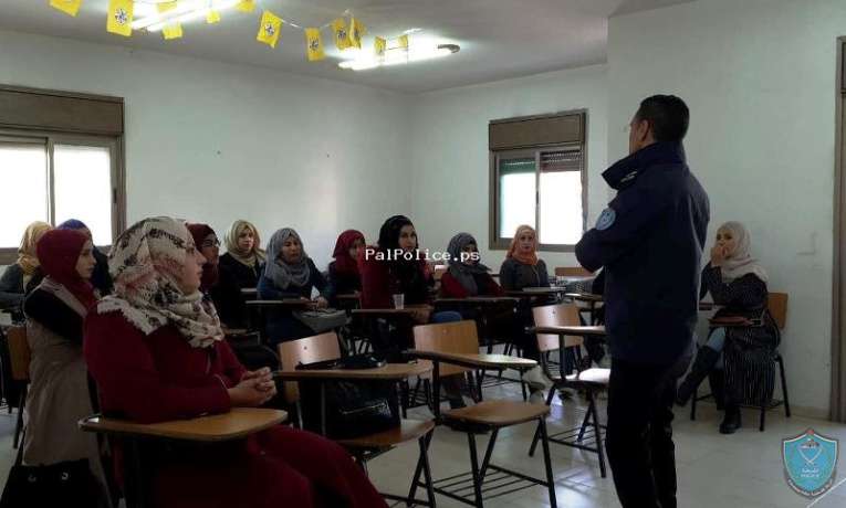 الشرطة تحاضر بطلبة جامعة القدس المفتوحة في ضواحي القدس